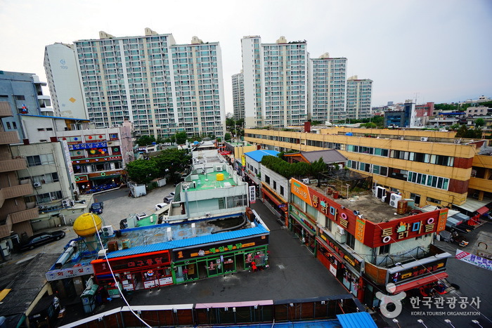 Dakddongjip Town in Pyeonghwa Market (대구 평화시장 닭똥집 골목)