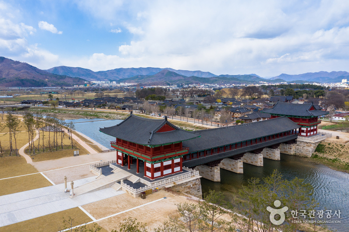 Gyeongju Gyochon Traditional Village (경주 교촌마을)