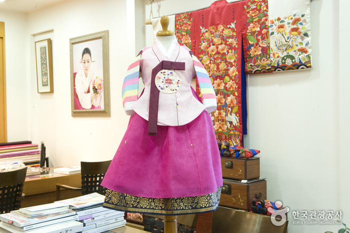 Hansoonrye Korean Traditional Clothes (한순례한복침구)