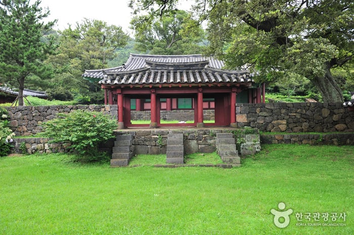 Daejeonghyanggyo Confucian School (대정향교)