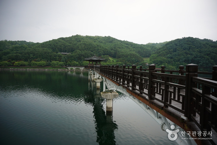 Woryeonggyo Bridge (월영교)