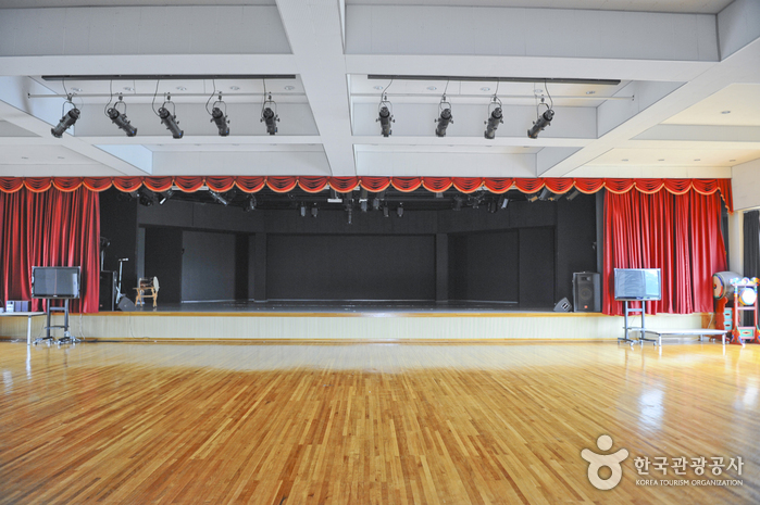 Taepyeongmu Initiation Hall (태평무 전수관)