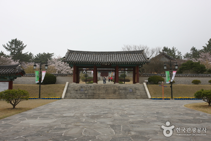 Historical Site of Dr. Wangin (왕인박사 유적지)