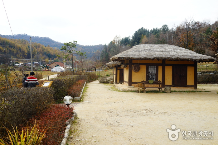 Birthplace of Lee Hyo-seok (이효석 생가)