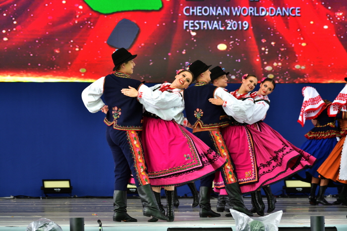 Cheonan World Dance Festival (천안흥타령춤축제)