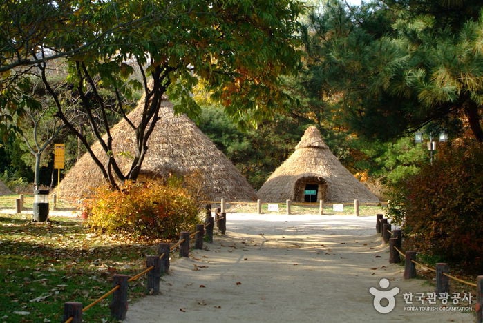 Район доисторических поселений Амса-дон (서울 암사동 유적) Miniatura