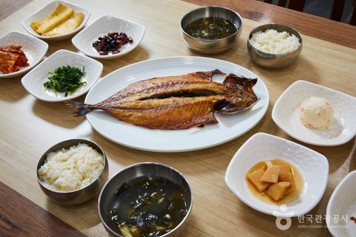 Andong Gangodeungeo Jigyeong Restaurant (안동간고등어직영식당)