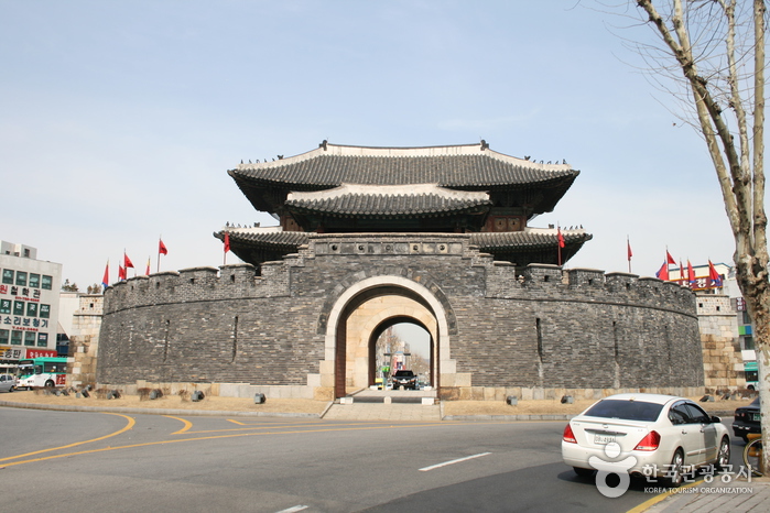 Ворота Пхальдальмун в крепости Хвасон в Сувоне (팔달문)10