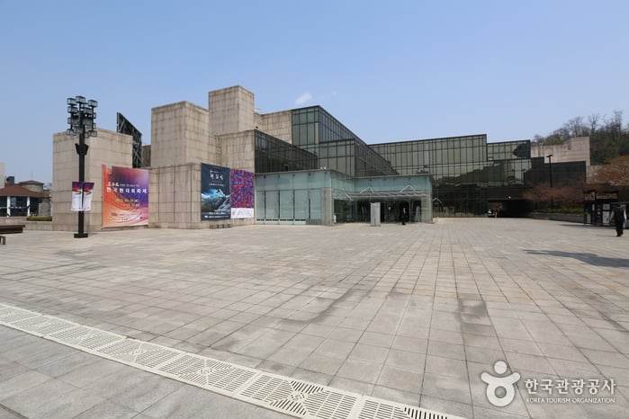 Hangaram Art Museum in Seoul Arts Center (예술의전당 한가람미술관)
