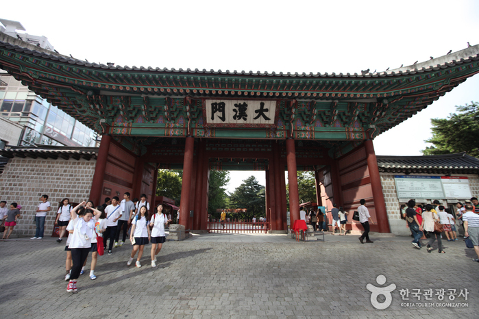 Deoksugung Palace's Daehanmun Gate (덕수궁 대한문)