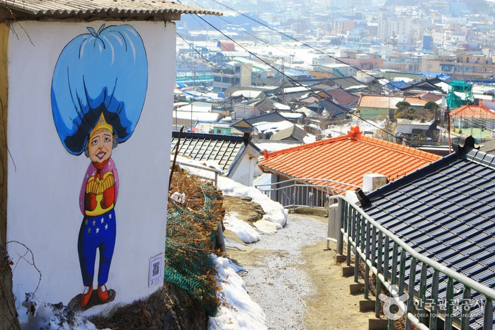 Donghae Nongoldam-gil Street (Deungdae Damhwa Village) (동해 논골담길 (등대 담화마을))