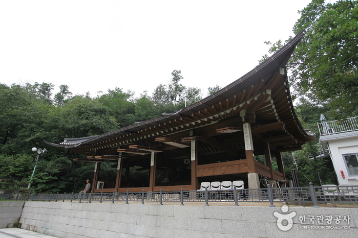 Hwanghakjeong Pavilion (황학정)