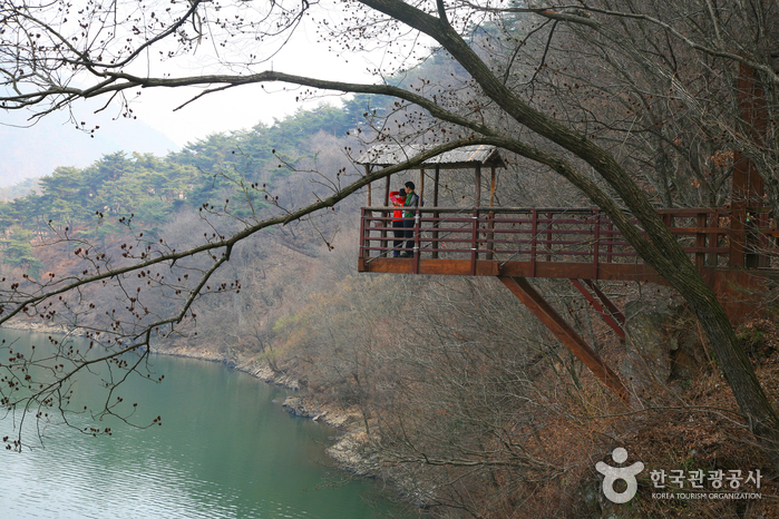 Sanmagi-yetgil Trail (산막이옛길)