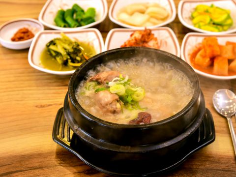 YAKSUHANBANGSAMGYETANG(약수한방삼계탕)