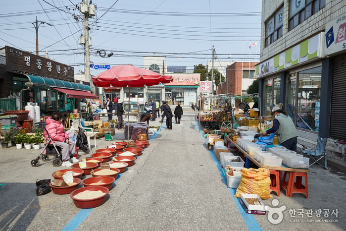 Bukpyeong Fifth-Day Market (북평민속오일장)