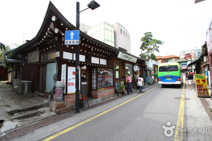 Calle Samcheongdong-gil (삼청동길)2
