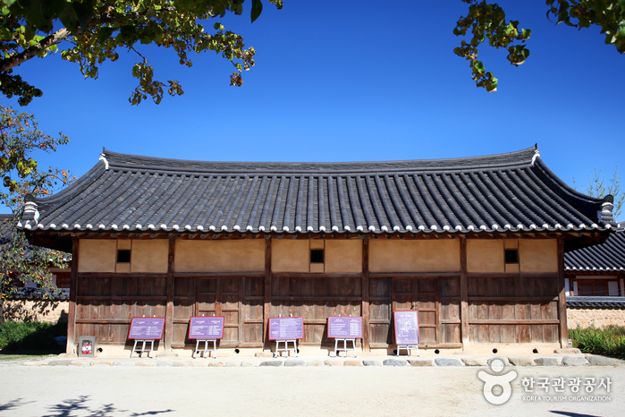 Gyeongju Gyochon Traditional Village (경주 교촌마을)