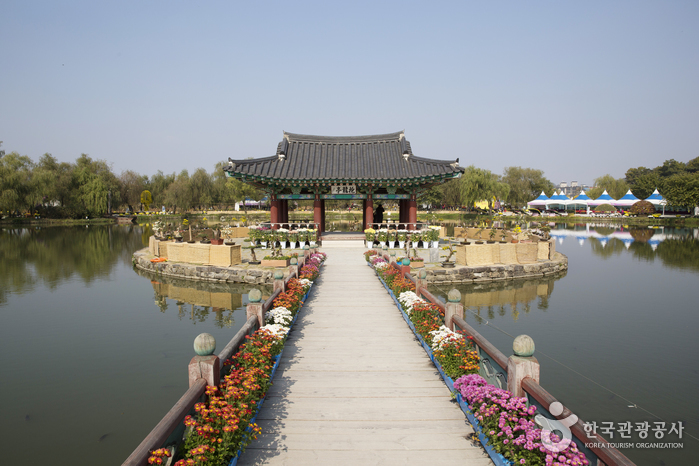 Seodong-Park und Teich Gungnamji (서동공원과 궁남지)