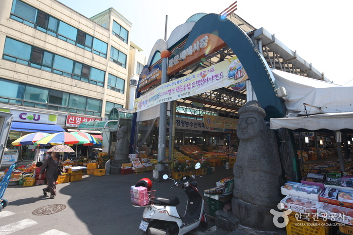 Jeju Dongmun Traditional Market (동문재래시장)