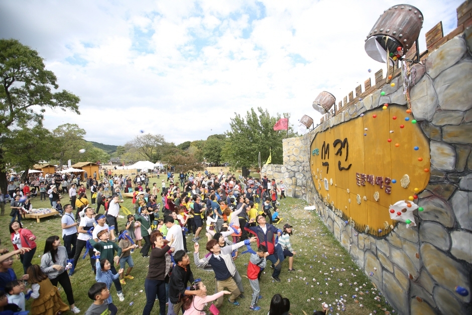 Seosan Haemieupseong Fortress Festival (서산해미읍성역사체험축제)