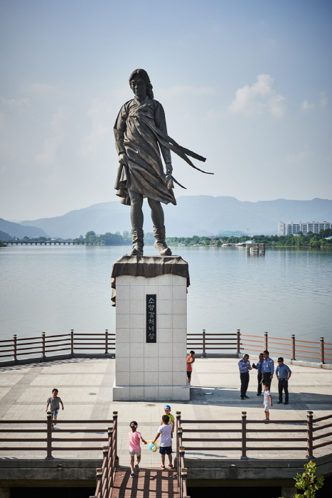 Statue de la Jeune Fille de Soyanggang (...
