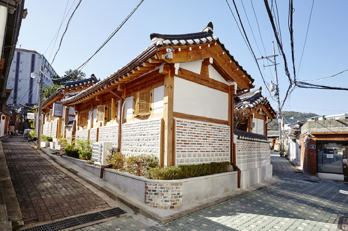 Hanok 24 guesthouse Gyeongbokgung [Korea Quality] / 경복궁24게스트하우스 1(영희당) [한국관광 품질인증]