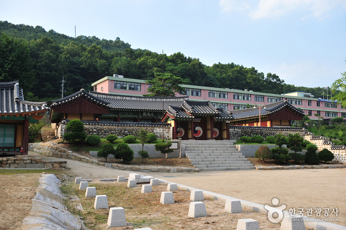 Ganghwahyanggyo Confucian School (강화향교)