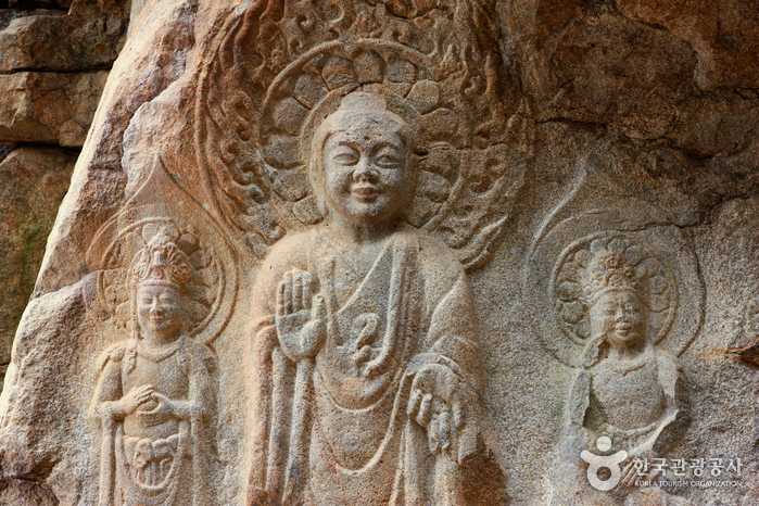 Высеченные на скале статуи Будды в Сосане (Йонхёнри) (서산 용현리 마애여래삼존상)