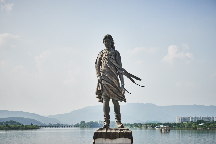 Statue de la Jeune Fille de Soyanggang (...