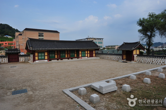 Ganghwahyanggyo Confucian School (강화향교)