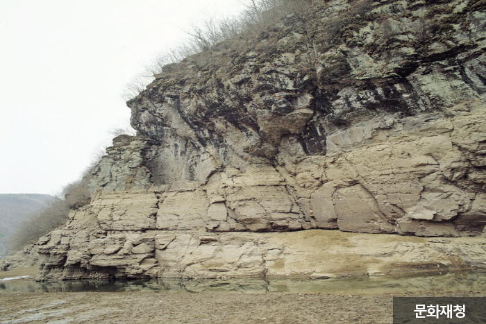 Petroglyphs of Bangudae Terrace (울주 대곡리 반구대 암각화)