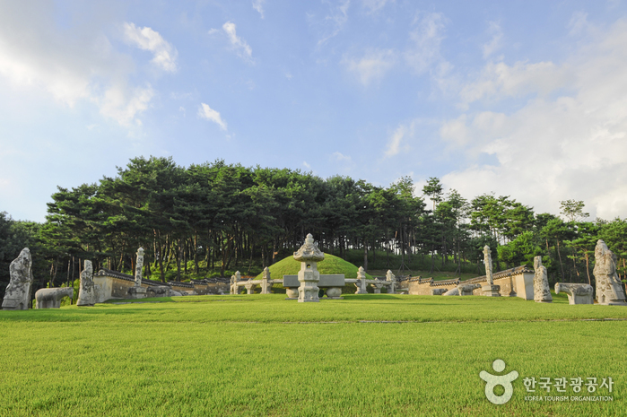 Yungneung and Geolleung Royal Tombs [UNESCO World Heritage] (화성 융릉(장조,현경왕후)과 건릉(정조,효의왕후) [유네스코 세계문화유산])