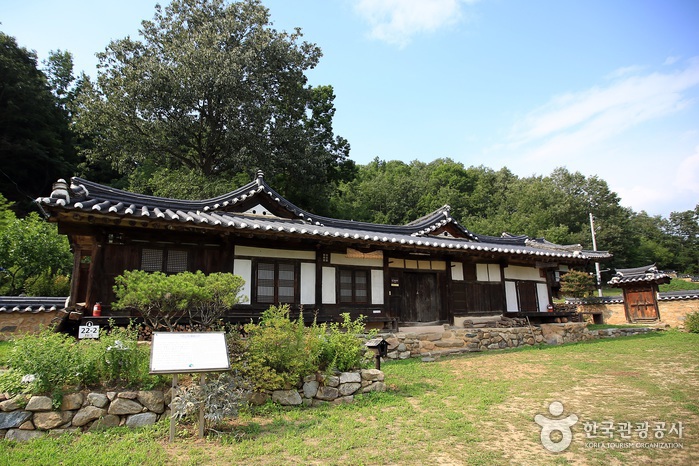 Seobyeok Historic House (서벽고택)
