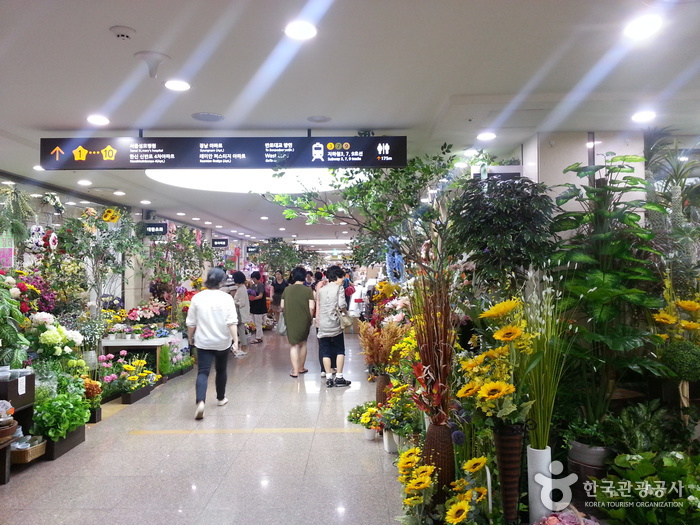 Express Bus Terminal Wholesale Flower Market (고속터미널 꽃도매상가)