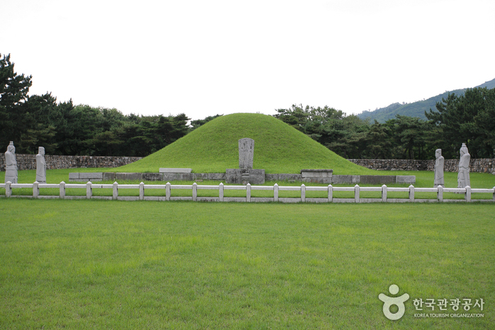 Tomb of King Suro (수로왕릉)