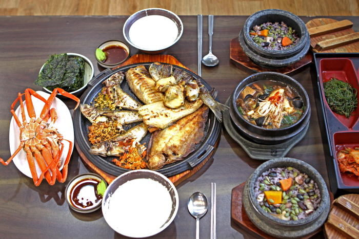 Dongmyeonghang Saengseon Sutbul Gui (동명항생선숯불구이)