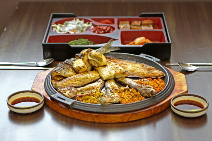 Dongmyeonghang Saengseon Sutbul Gui (동명항생선숯불구이)