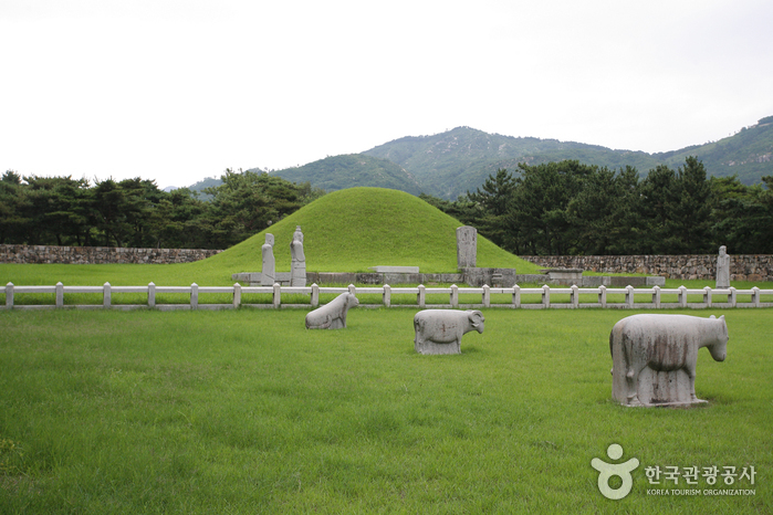 Tomb of King Suro (수로왕릉)