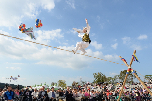 Anseong Namsadang Baudeogi Festival (안성맞춤 남사당 바우덕이축제)