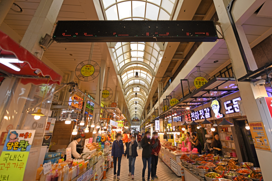 Sokcho Tourist & Fishery Market (Formerly, Jungang Market) (속초 관광수산시장 (구: 중앙시장))