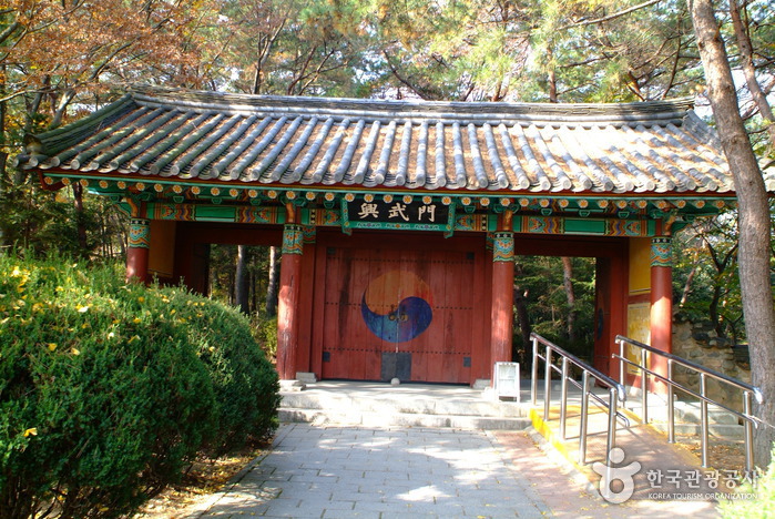 Gyeongju Tomb of Kim Yu-sin (경주 김유신묘)