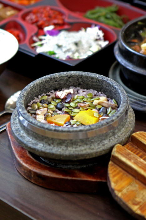 Dongmyeonghang Saengseon Sutbul Gui (동명항생선숯불구이)