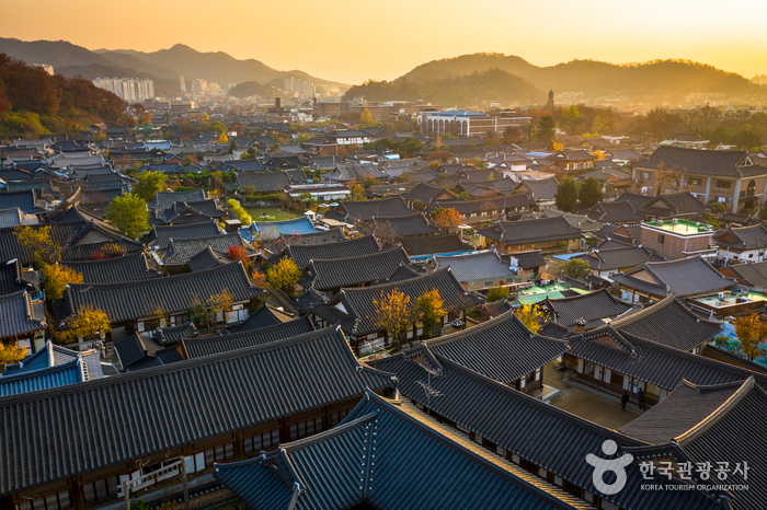 Destinations by Region : VisitKorea Destinations by Region Jeonju Hanok Village [Slow City] (전북 전주 한옥마을 [슬로시티]) | Official Korea Tourism Organization