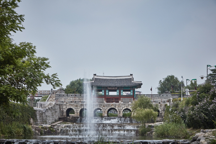 Porte Hwahongmun (화홍문)