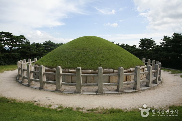 Gyeongju Tomb of Kim Yu-sin (경주 김유신묘)