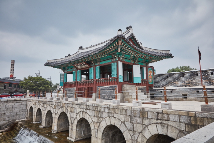 Porte Hwahongmun (화홍문)