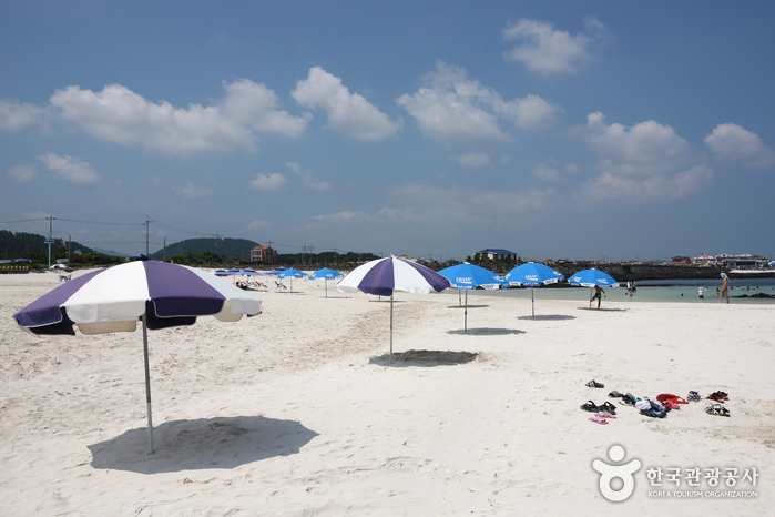 Gimnyeong Seongsegi Beach (김녕성세기해변 (김녕해수욕장))