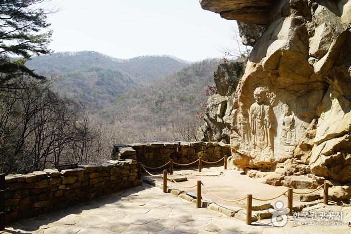 Высеченные на скале статуи Будды в Сосане (Йонхёнри) (서산 용현리 마애여래삼존상)2 Miniatura