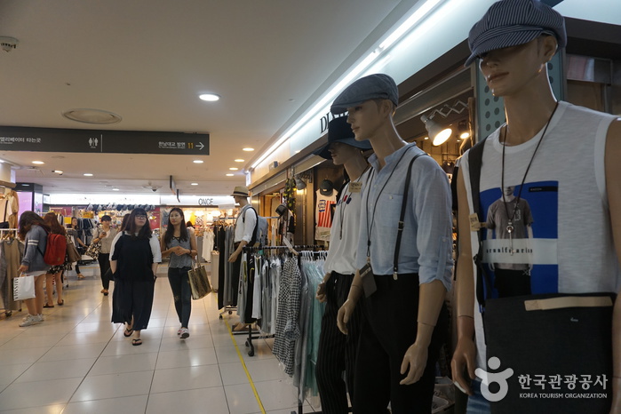 Gangnam Station Underground Shopping Center (강남역 지하도상가)