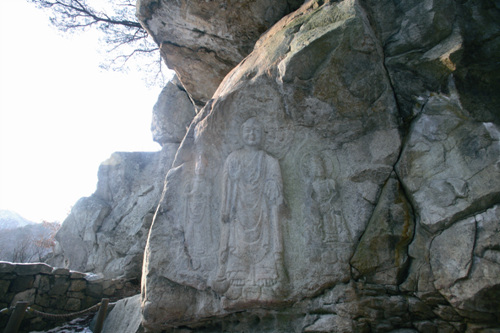 Высеченные на скале статуи Будды в Сосане (Йонхёнри) (서산 용현리 마애여래삼존상)4